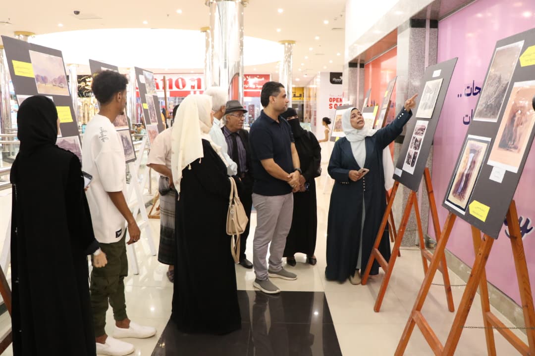 نائب وزير الإعلام والثقافة والسياحة يطلع على معرض عدن للصور