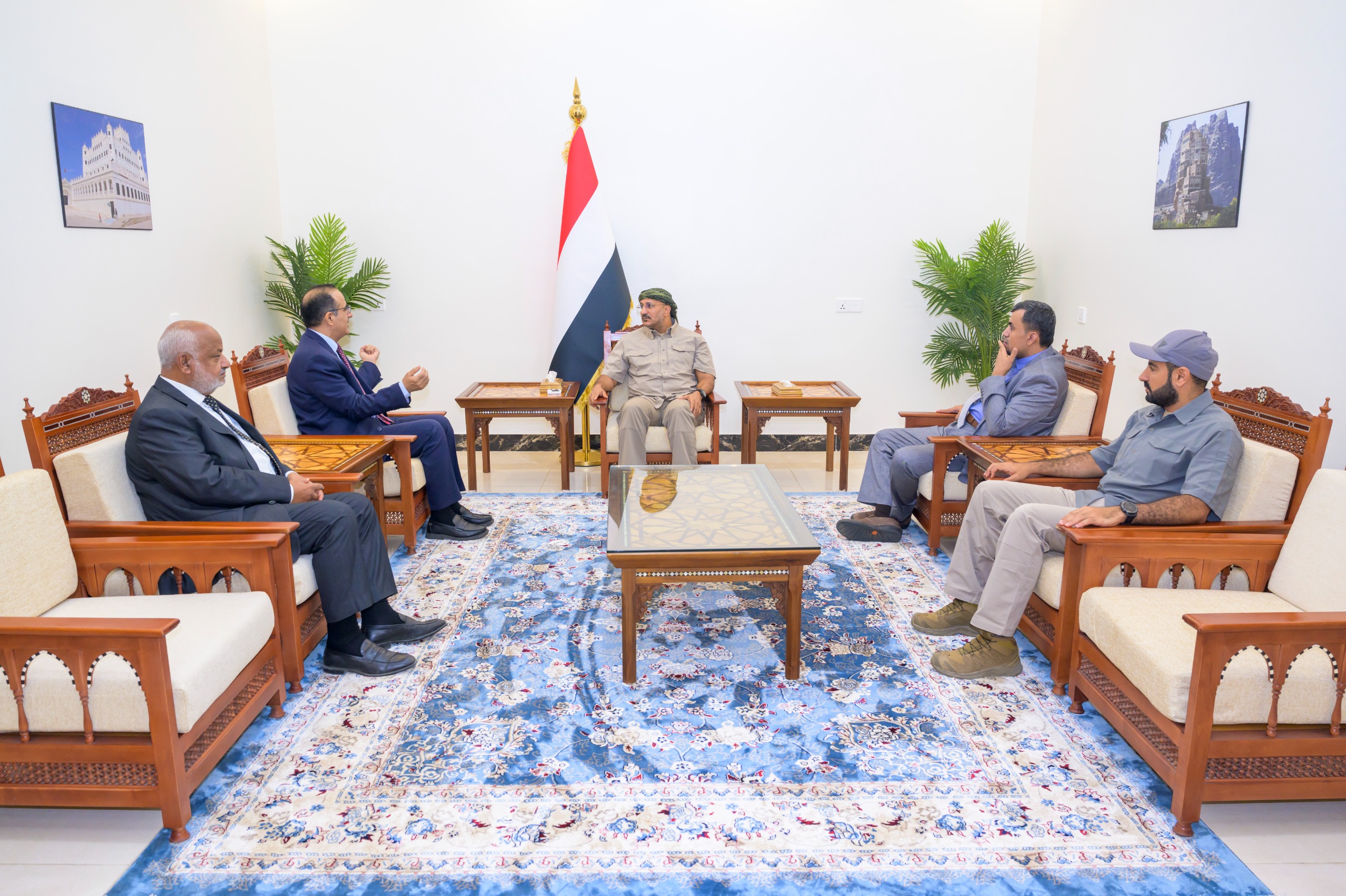 عضو مجلس القيادة طارق صالح يشيد بجهود وزارة الصحة ودور طواقمها الطبية