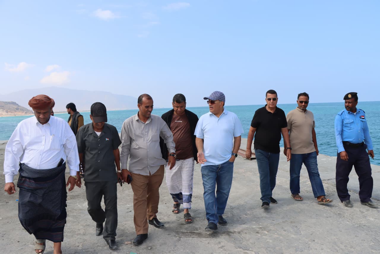 نائب وزير الصناعة والتجارة يطّلع على أوضاع ميناء سقطرى