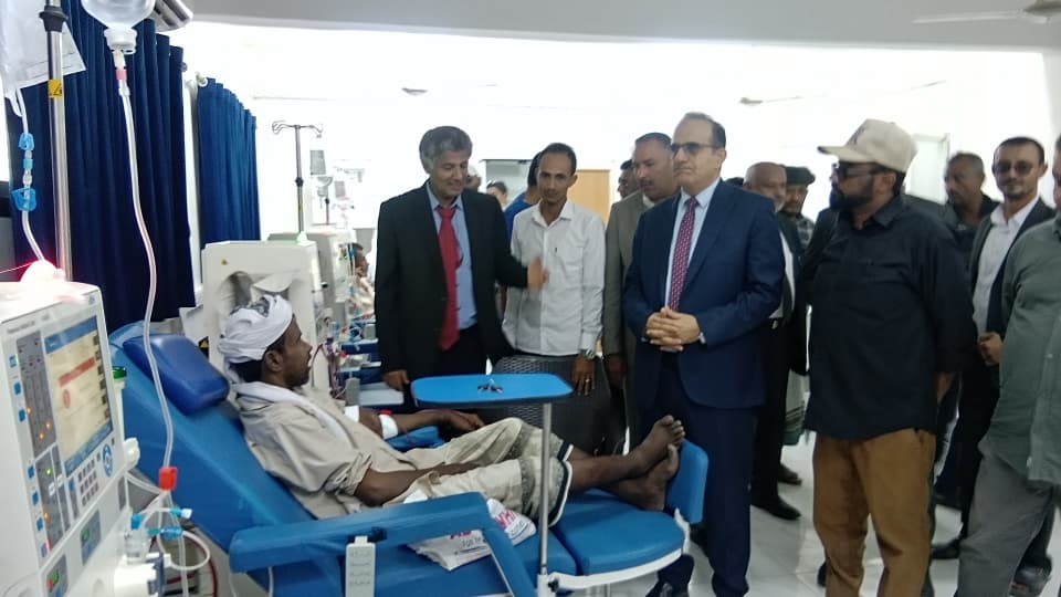 وزير الصحة ومحافظ الحديدة يتفقدان مركز الغسيل الكلوي في الخوخة