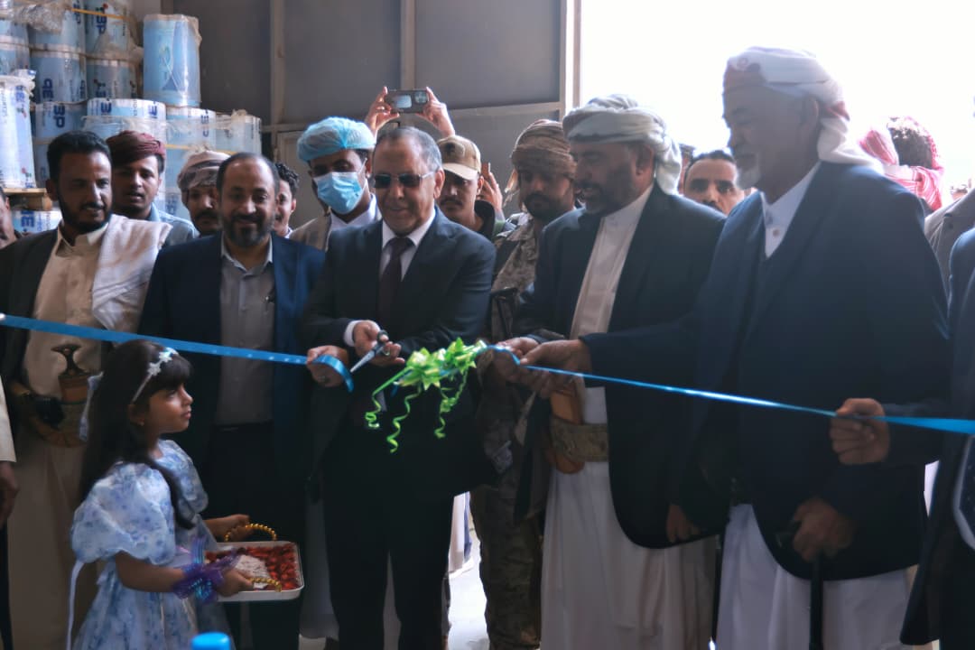 وزير الصناعة ووكيل محافظة مأرب يفتتحان مصنعي هيلان للمياه والمناديل الورقية