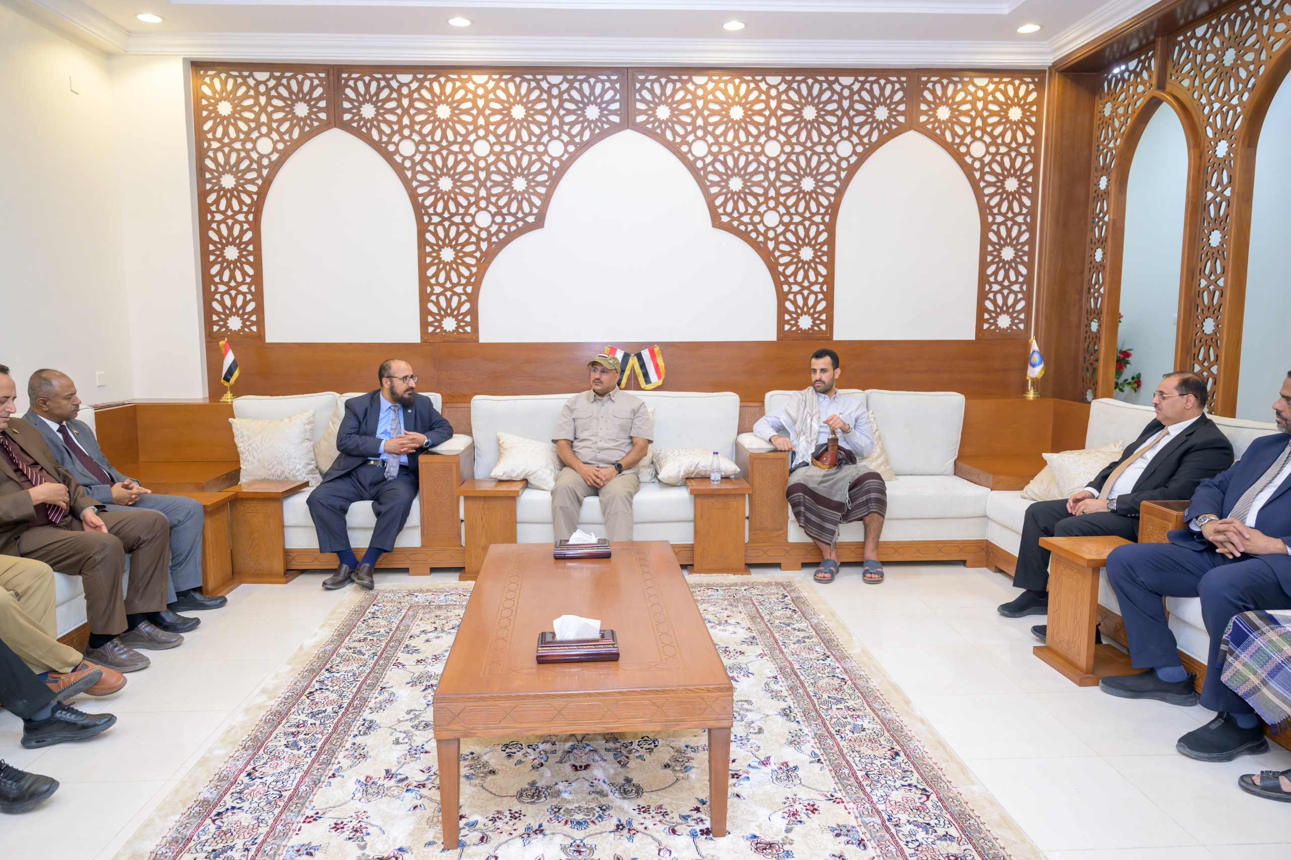 طارق صالح يلقى عددا من قيادة وممثلي الاحزاب السياسية ويؤكد ان المرحلة تتطلب توحيد المعركة لتحرير صنعاء