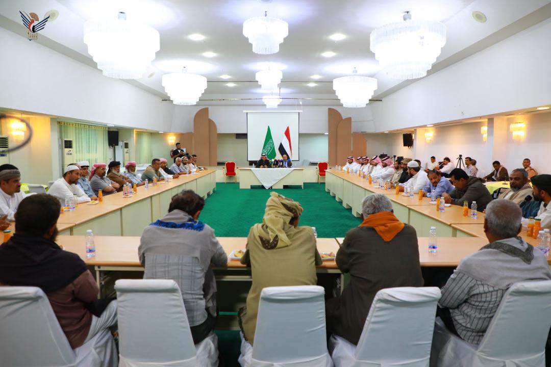 محافظ حضرموت والوفد السعودي يعقدان اجتماعاً موسعاً بالوجهاء والأعيان والقيادات السياسية والاجتماعية