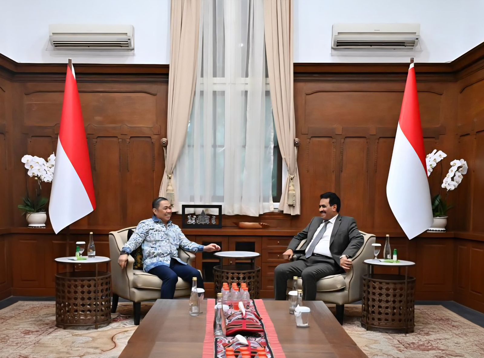 السفير بلفقيه يبحث مع نائب وزير الخارجية الإندونيسي تعزيز وتطوير التعاون الثنائي