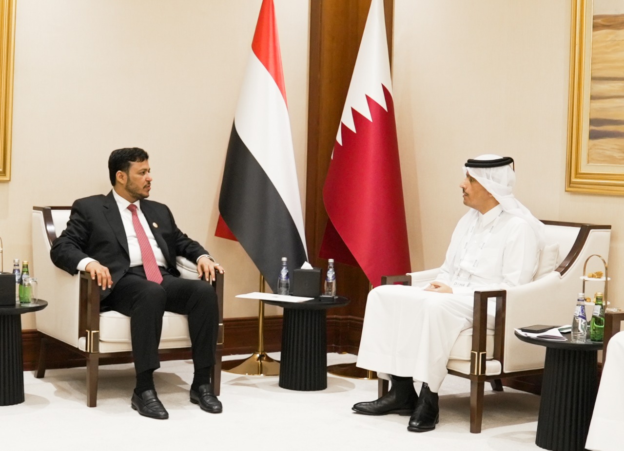 عضو مجلس القيادة الدكتور عبدالله العليمي يلتقي رئيس مجلس الوزراء وزير الخارجية القطري
