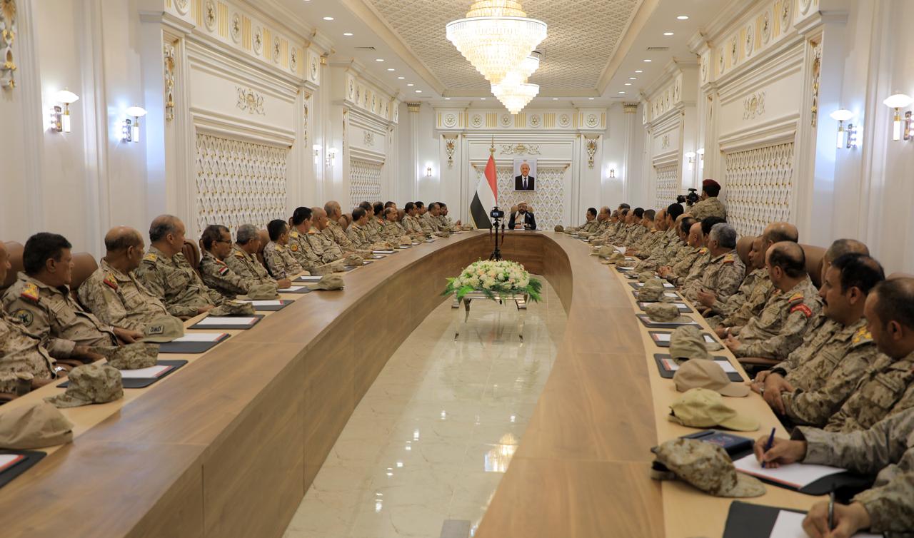 عضو مجلس القيادة العرادة يترأس اجتماعاً موسعاً للقيادات العسكرية في مأرب