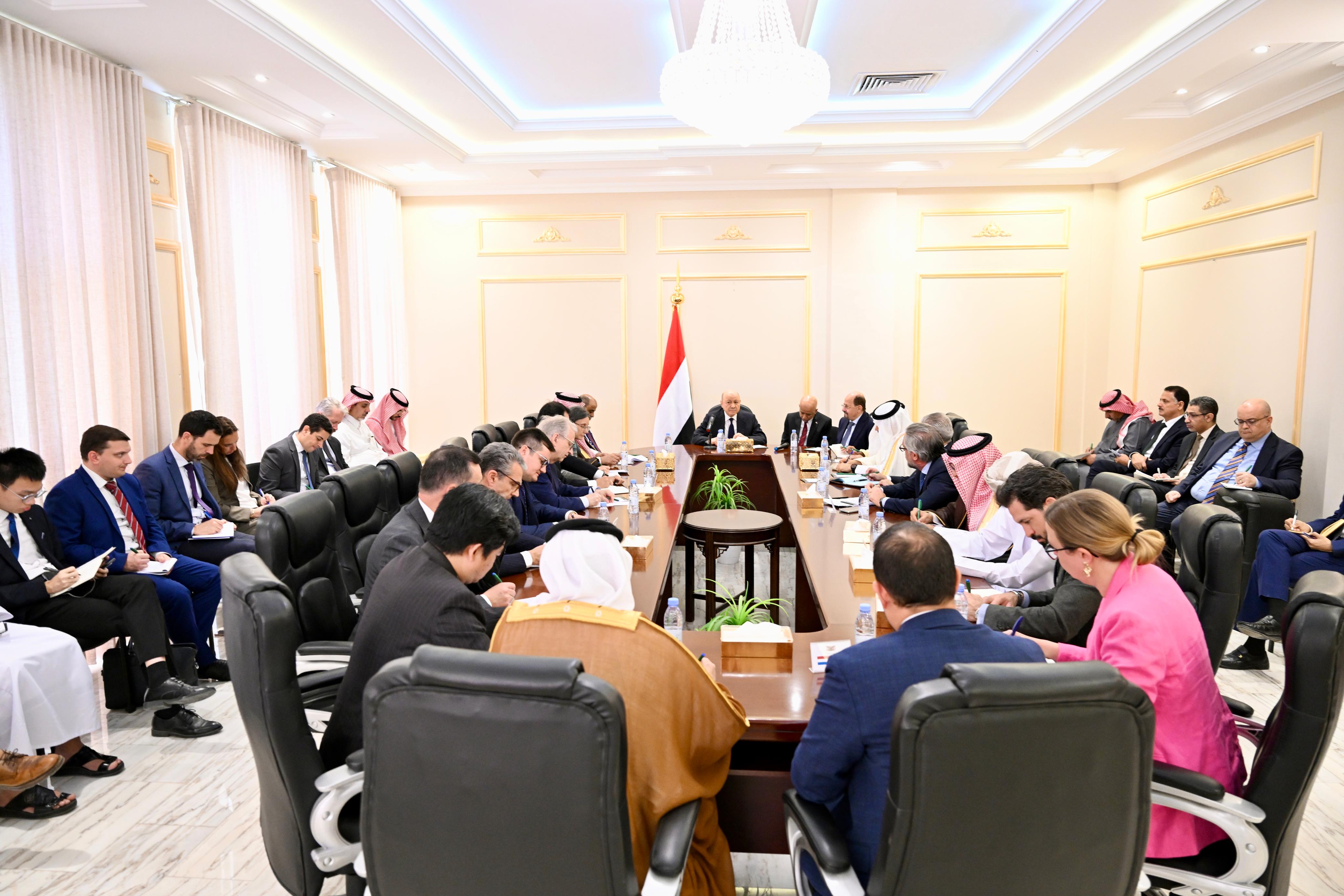 رئيس مجلس القيادة يضع سفراء الدول الراعية للعملية السياسية أمام مسؤولياتهم تجاه التطورات في المحافظات الشرقية