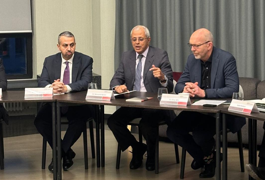 نائب وزير الخارجية يستعرض في حلقة نقاش تطورات الاوضاع باليمن