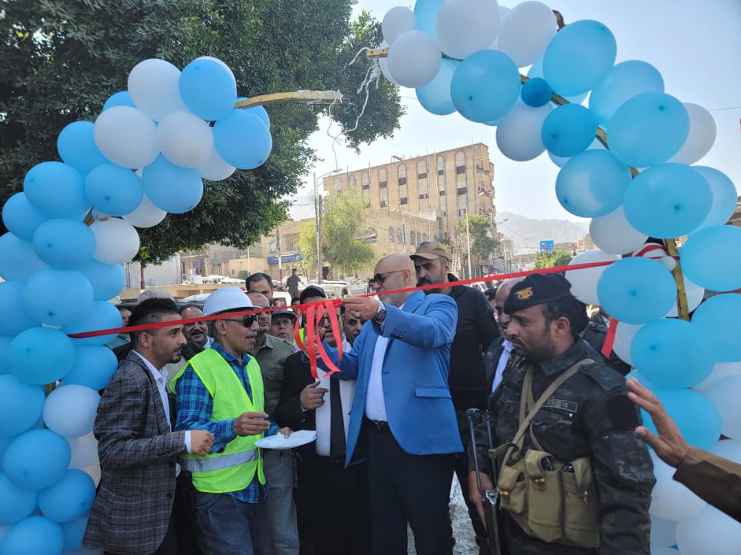 محافظ تعز يدشن مشروع إعادة تأهيل وسفلتة شوارع بمديرية صالة