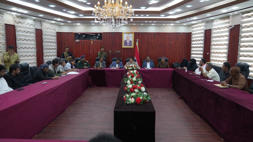 محافظ المهرة يترأس اجتماعاً استثنائياً لمناقشة المستجدات الراهنة والموازنة العامة