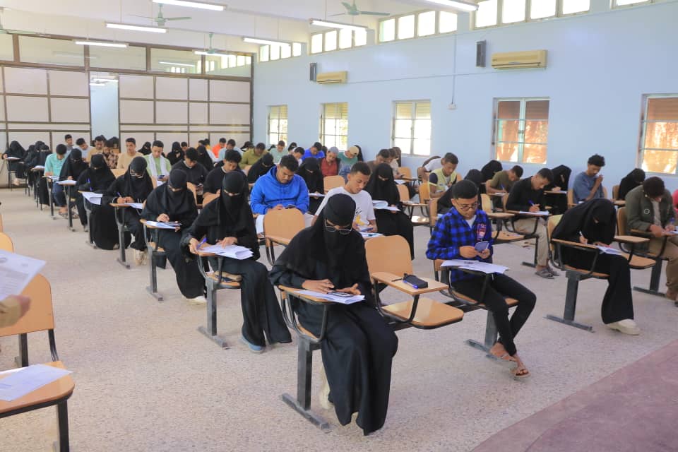 الوكيل العامري يدشن امتحانات الفصل الدراسي الاول بكلية المجتمع بسيئون