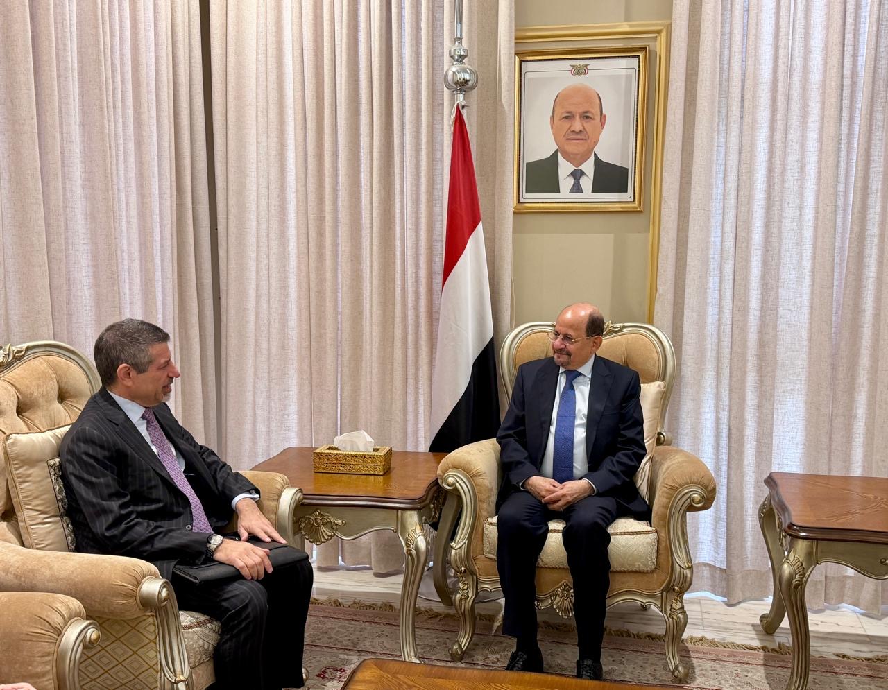 وزير الخارجية يلتقي سفير الولايات المتحدة لدى اليمن