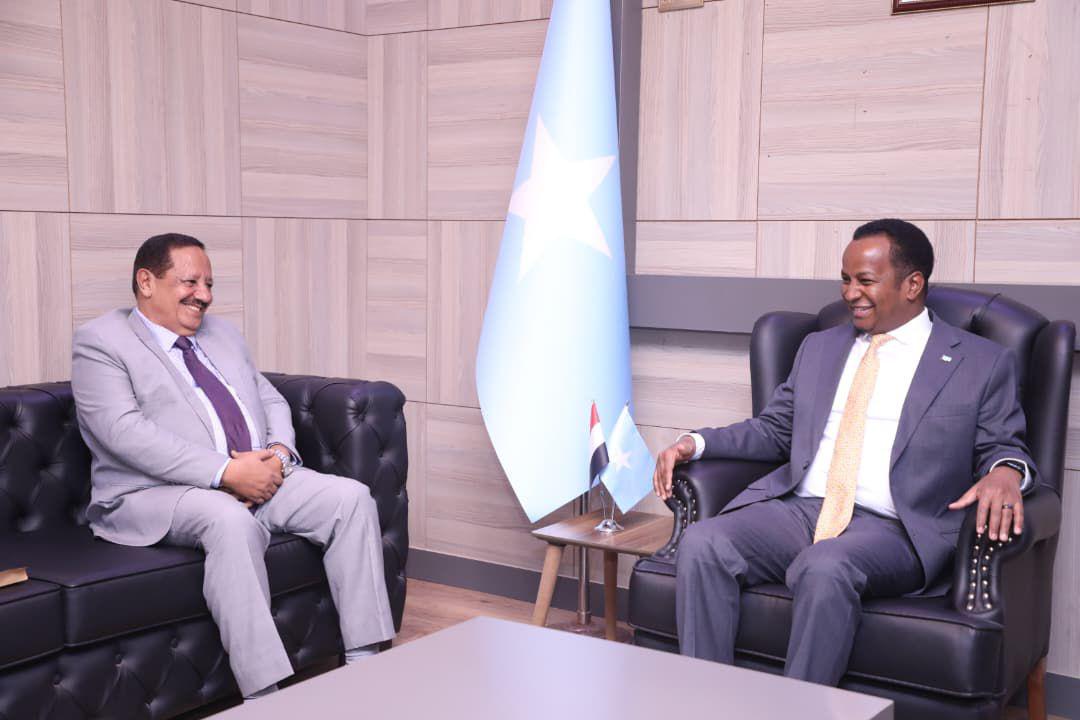 السفير الحنق يبحث مع وزير الخارجية الصومالي سبل تعزيز العلاقات الثنائية