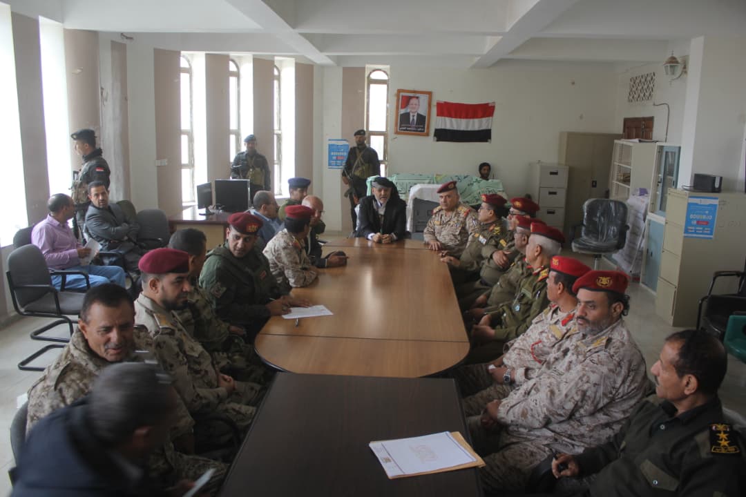 اللجنة الأمنية بتعز تناقش التطورات الميدانية وتُدين جريمة تفجير عبوة ناسفة بحي الضربة