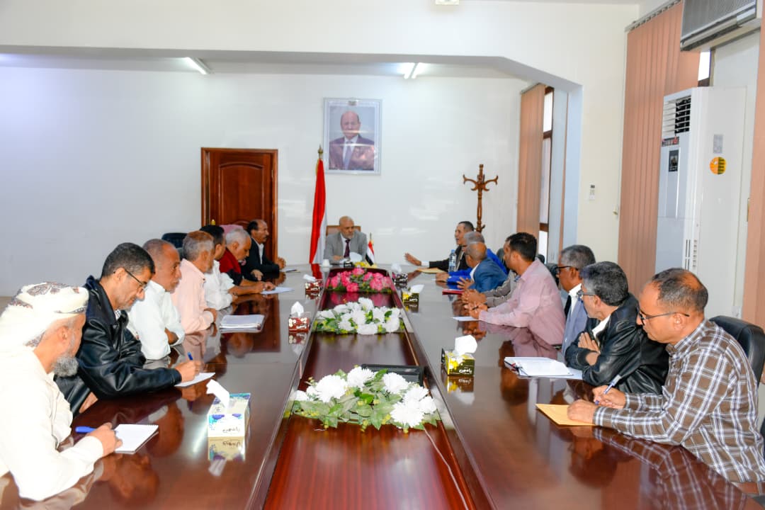 محافظ تعز يناقش مع ممثلي الإتحاد العام لنقابات العمال القضايا الحقوقية والمهنية