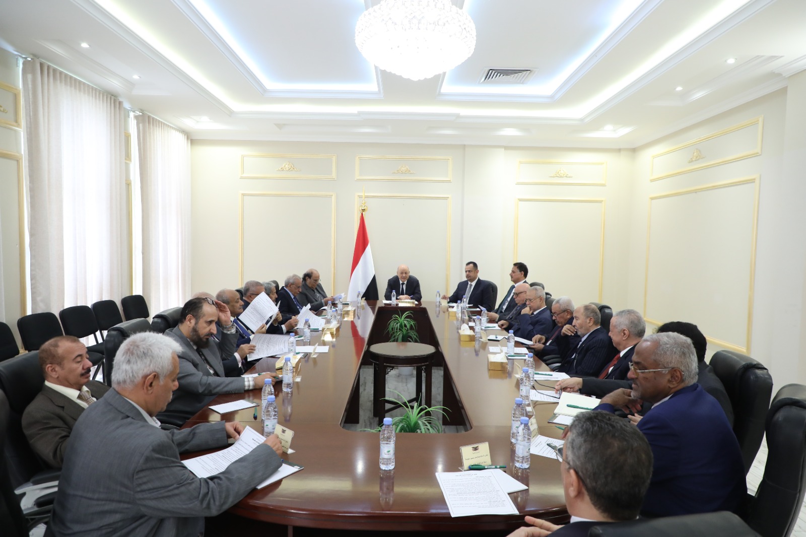 رئيس مجلس القيادة يثمن عاليا استمرار جهود الوساطة السعودية الإماراتية من اجل خفض التصعيد في المحافظات الشرقية