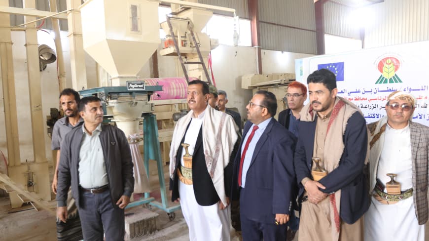 وكيل مأرب يدشن العمل بالوحدة المركزية لغربلة وتنقية وتعقيم البذور المحسنة
