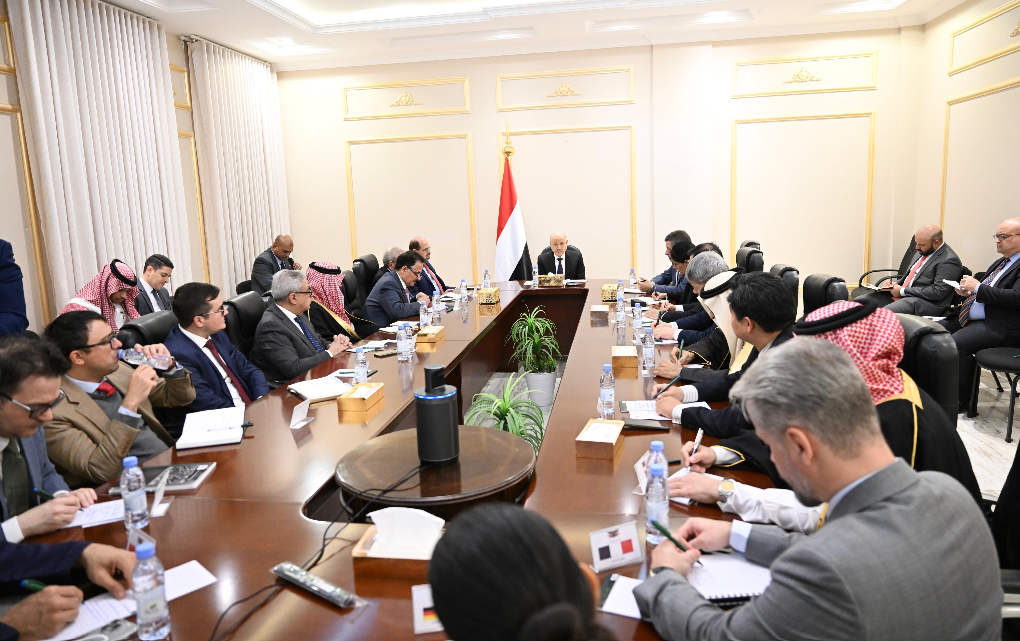 رئيس مجلس القيادة يحث المجتمع الدولي على المساهمة في ترجمة القرارات السيادية الى اجراءات عملية داخل مجلس الأمن