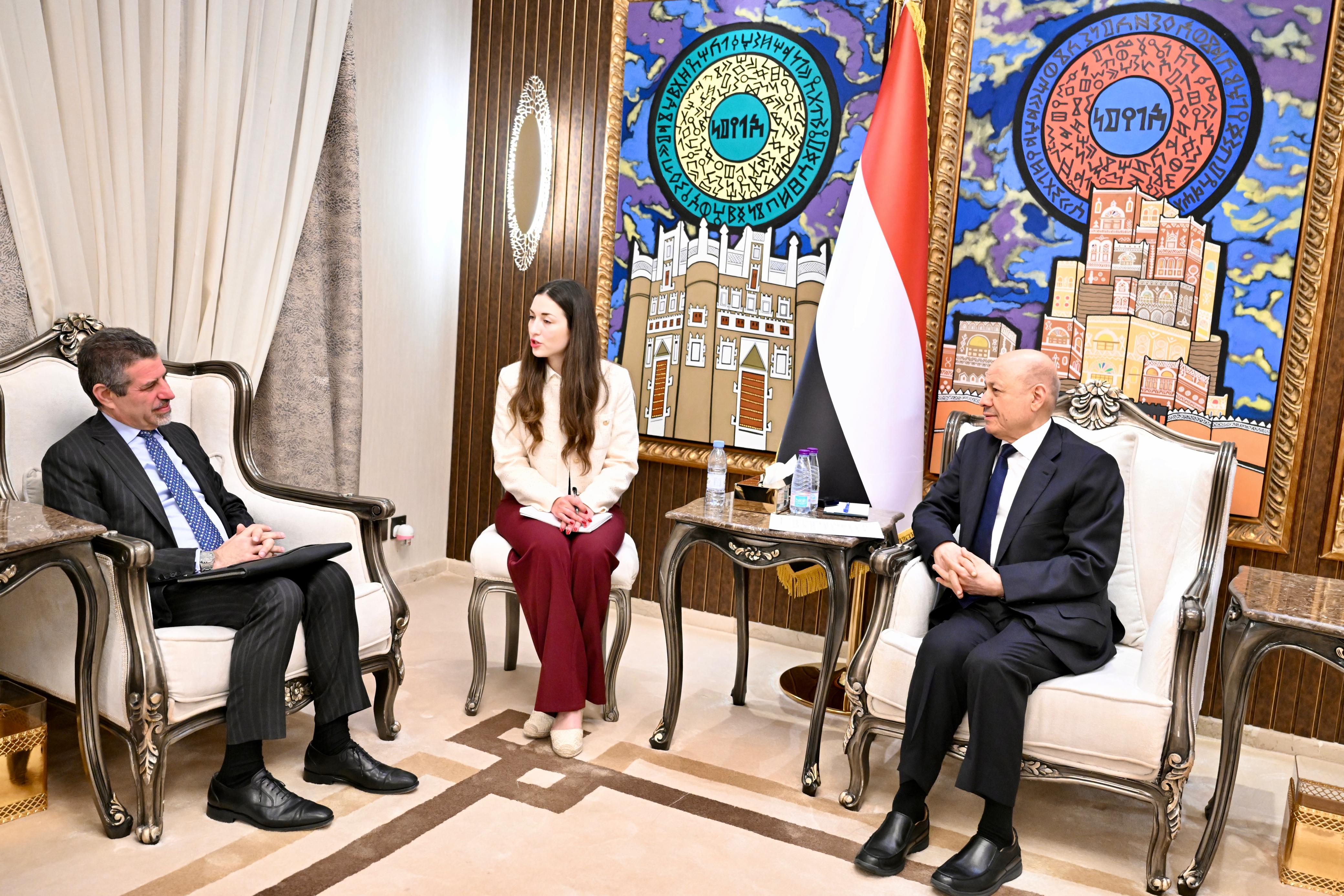 رئيس مجلس القيادة يؤكد الالتزام الصارم بإنفاذ القرارات السيادية ويحذر من تداعيات التمرد على أمن اليمن والمنطقة