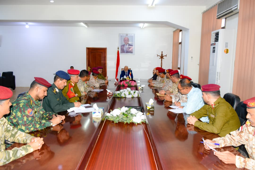 اللجنة العسكرية والأمنية بتعز تعقد اجتماعاً استثنائياً وتؤيد قرارات رئيس مجلس القيادة الرئاسي