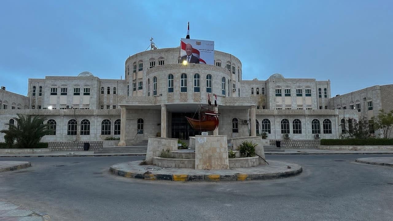 السلطة المحلية بالمهرة: نؤكد امتثالنا لقرارات رئيس مجلس القيادة ونثمن الدعم السعودي لأمن واستقرار اليمن