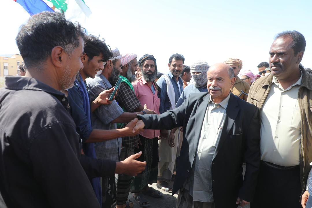 محافظ حضرموت يؤكد أهمية الحفاظ على المكتسبات الوطنية وتعزيز الأمن والاستقرار