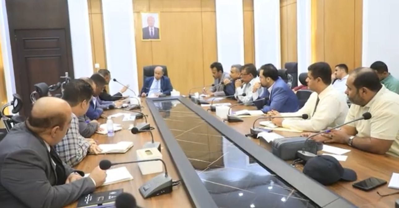 محافظ حضرموت يطّلع على جهود تطبيع الحياة ويناقش الاحتياجات العاجلة للقطاعات الخدمية بالمحافظة