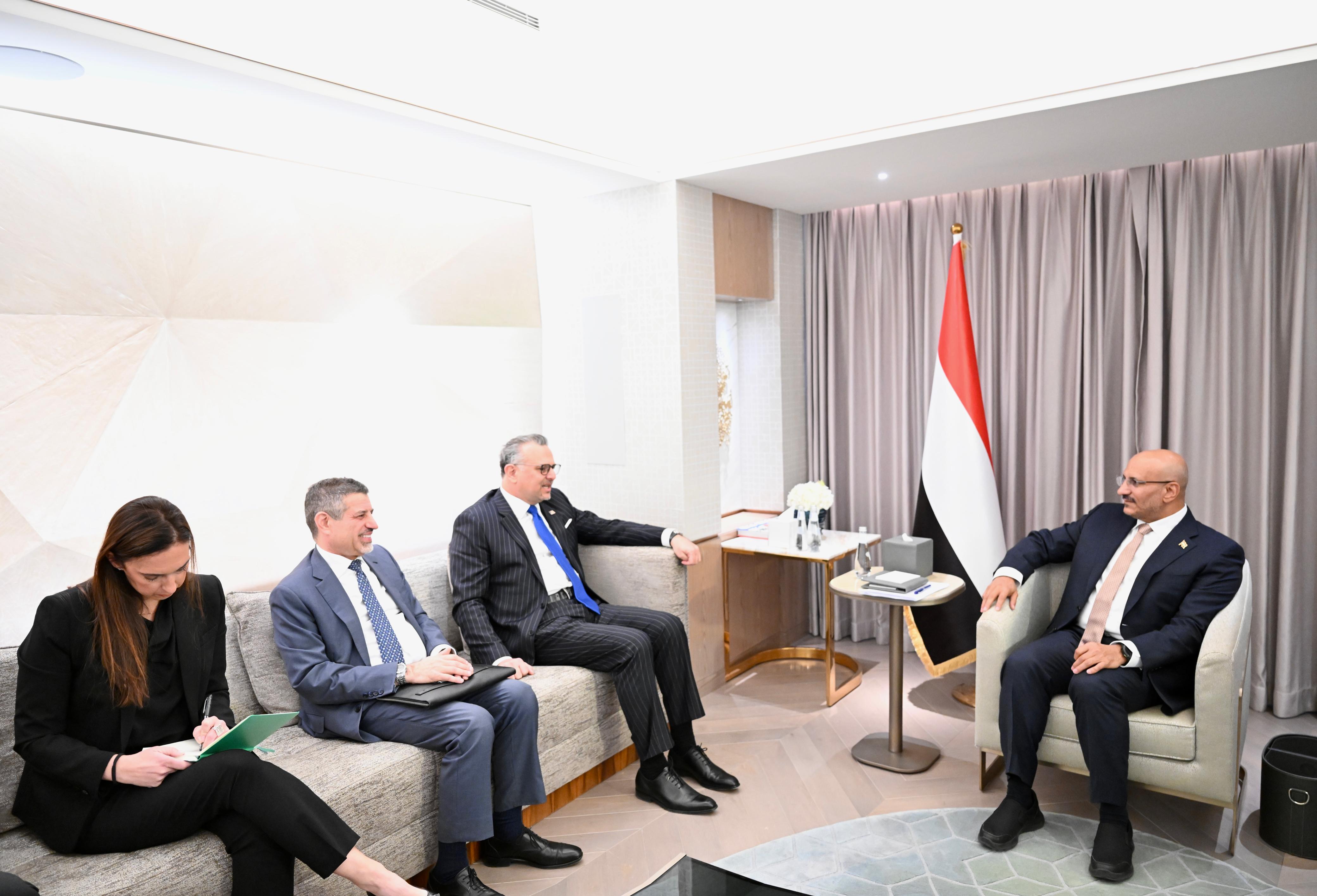 عضو مجلس القيادة طارق صالح يلتقي كبير مستشاري الرئيس الأمريكي والسفير ستيفن فاجن