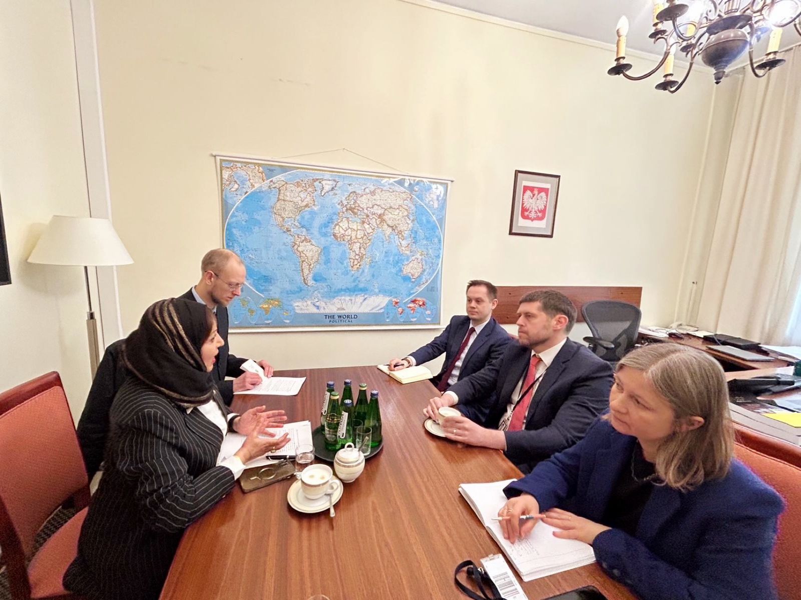 السفيرة مجلي تطلع مسؤول بولندي على تطورات الاوضاع في محافظتي حضرموت والمهرة والعاصمة المؤقتة عدن