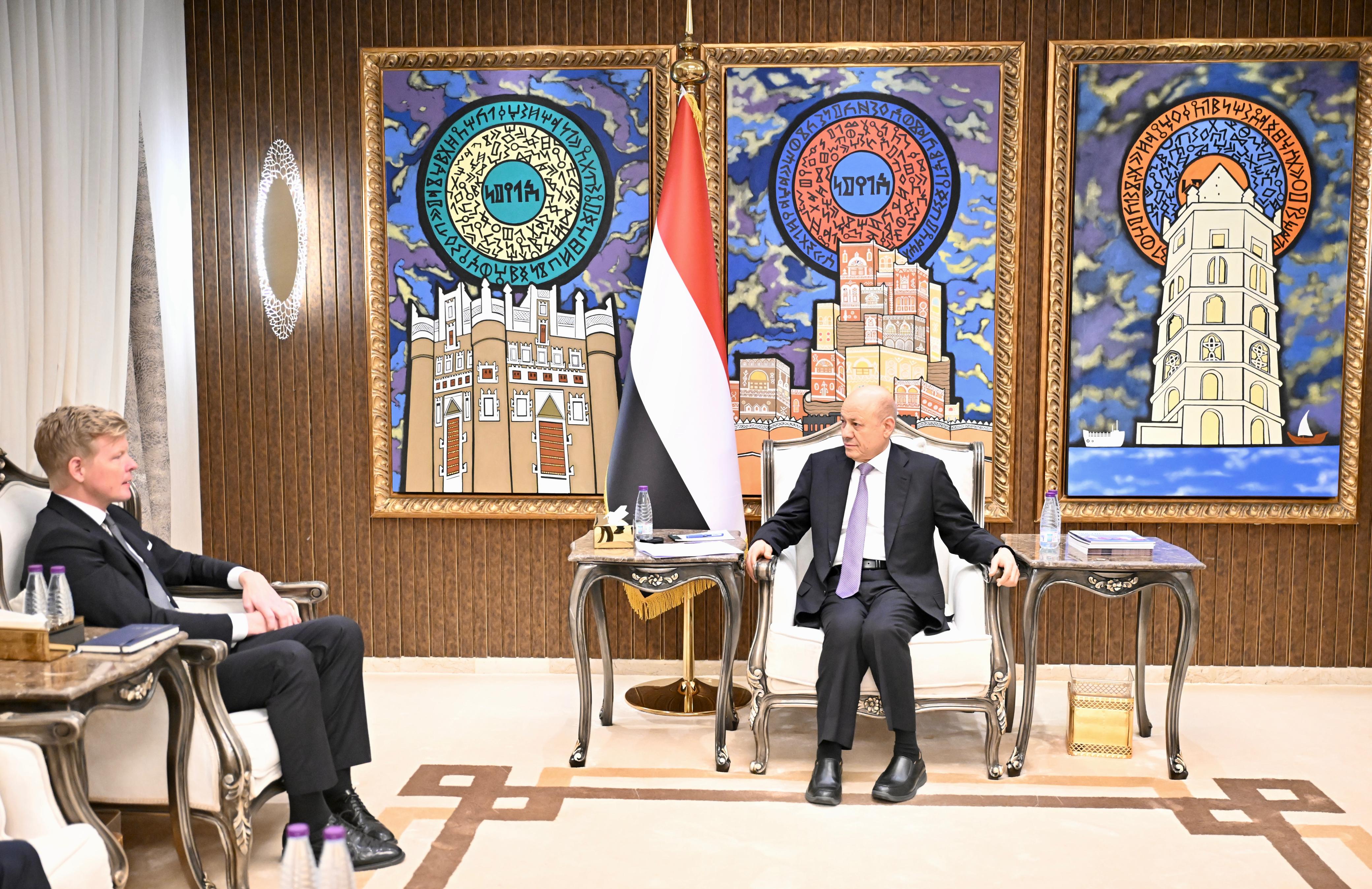 رئيس مجلس القيادة يشيد بموقف الأمم المتحدة الداعم لوحدة اليمن واستقراره وسلامة اراضيه