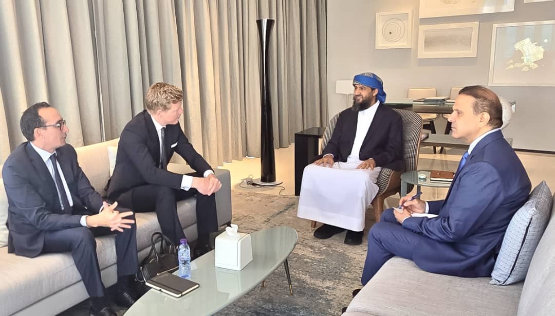 عضو مجلس القيادة الرئاسي المحرّمي يلتقي المبعوث الأممي إلى اليمن