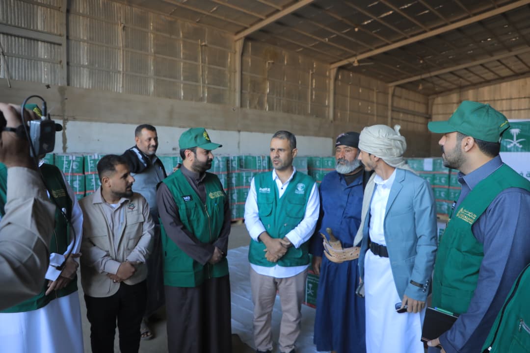 مركز الملك سلمان للإغاثة يوزع 13600 سلة غذائية في وادي وصحراء حضرموت