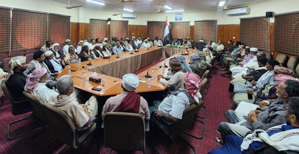 الوكيل العامري يناقش مع القيادات الاجتماعية بمديريتي شبام والقطن آليات تعزيز الأمن والاستقرار