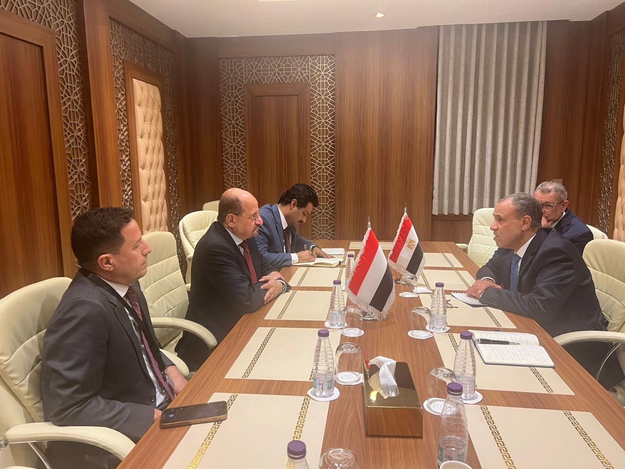 وزير الخارجية يبحث مع نظيره المصري العلاقات الثنائية وتعزيز التنسيق المشترك