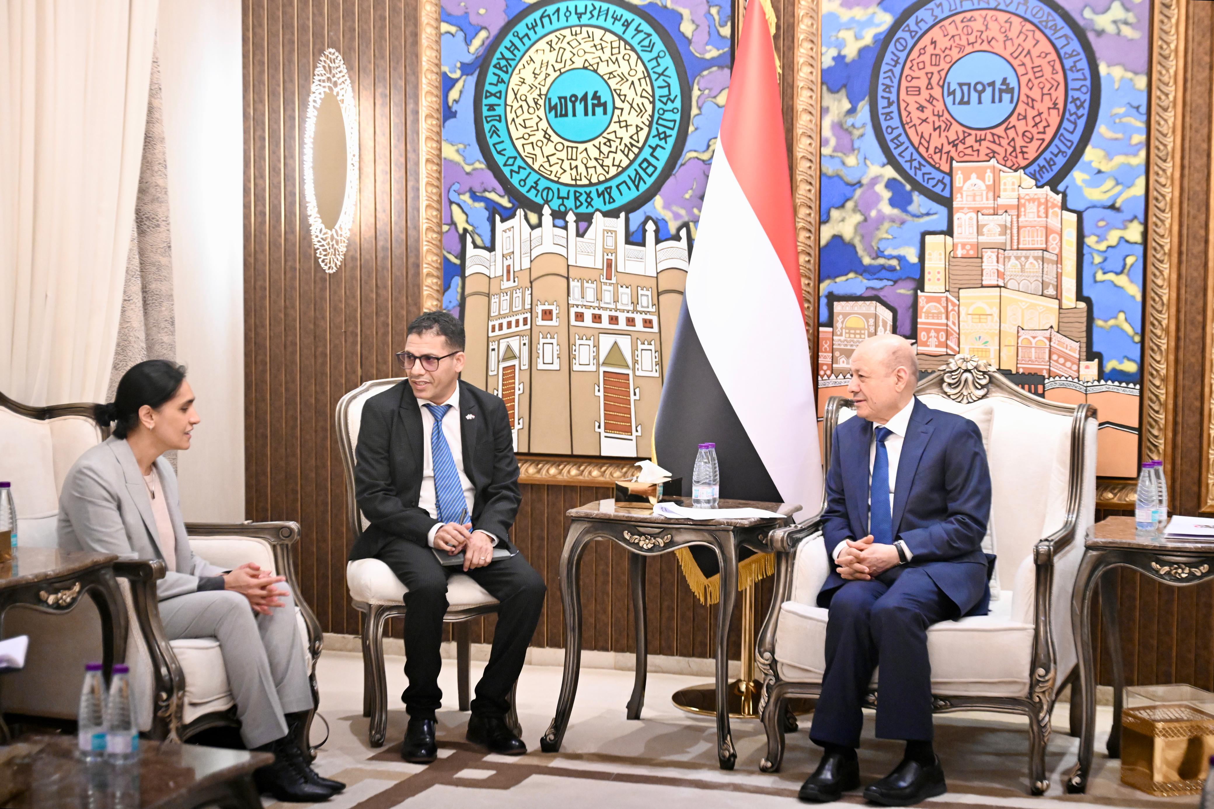 رئيس مجلس القيادة يدعو المجتمع الدولي الى دعم مرحلة جديدة من الشراكة الواعدة في اليمن