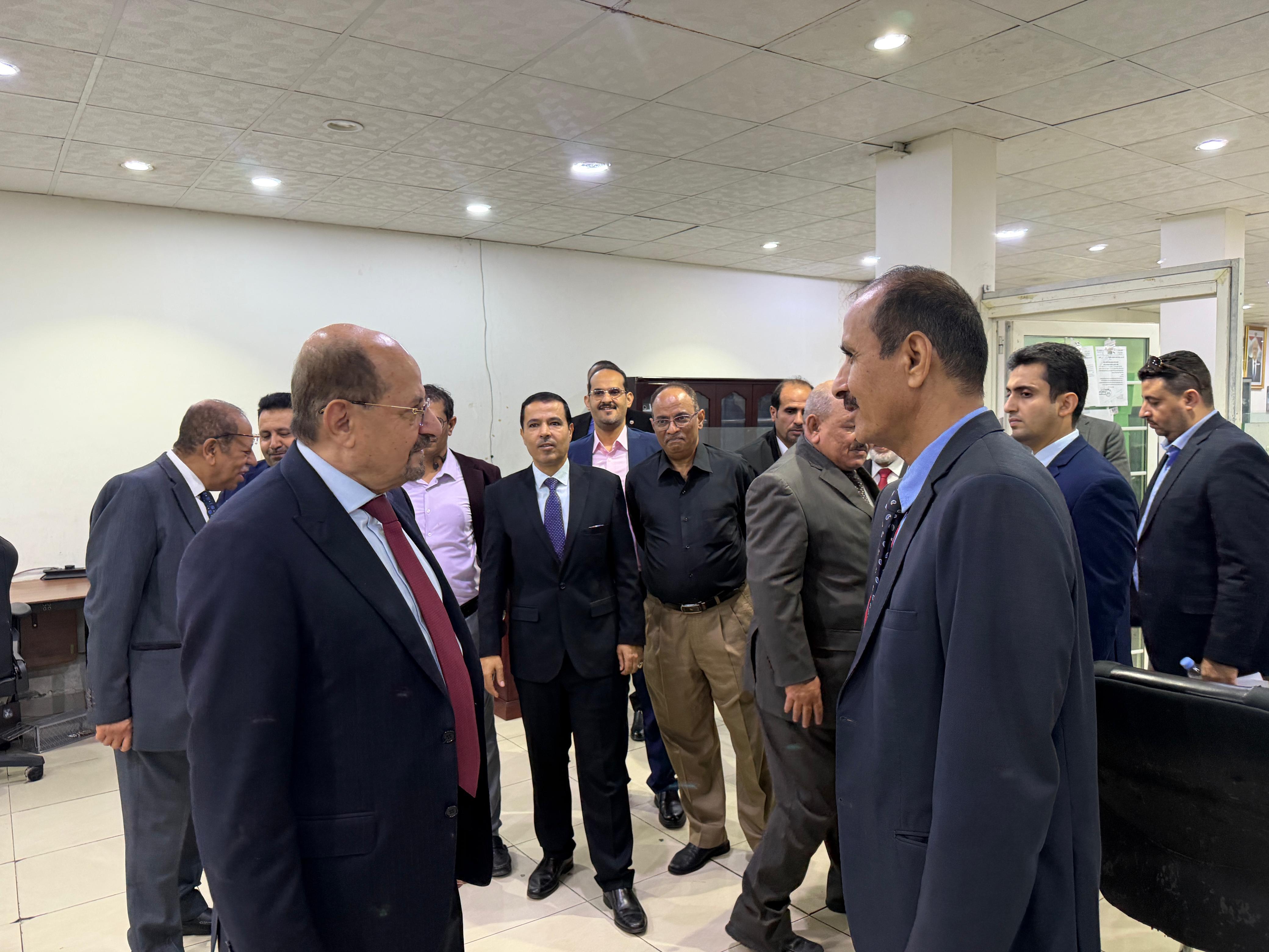 وزير الخارجية يطلع على سير العمل في القنصلية اليمنية بجدة