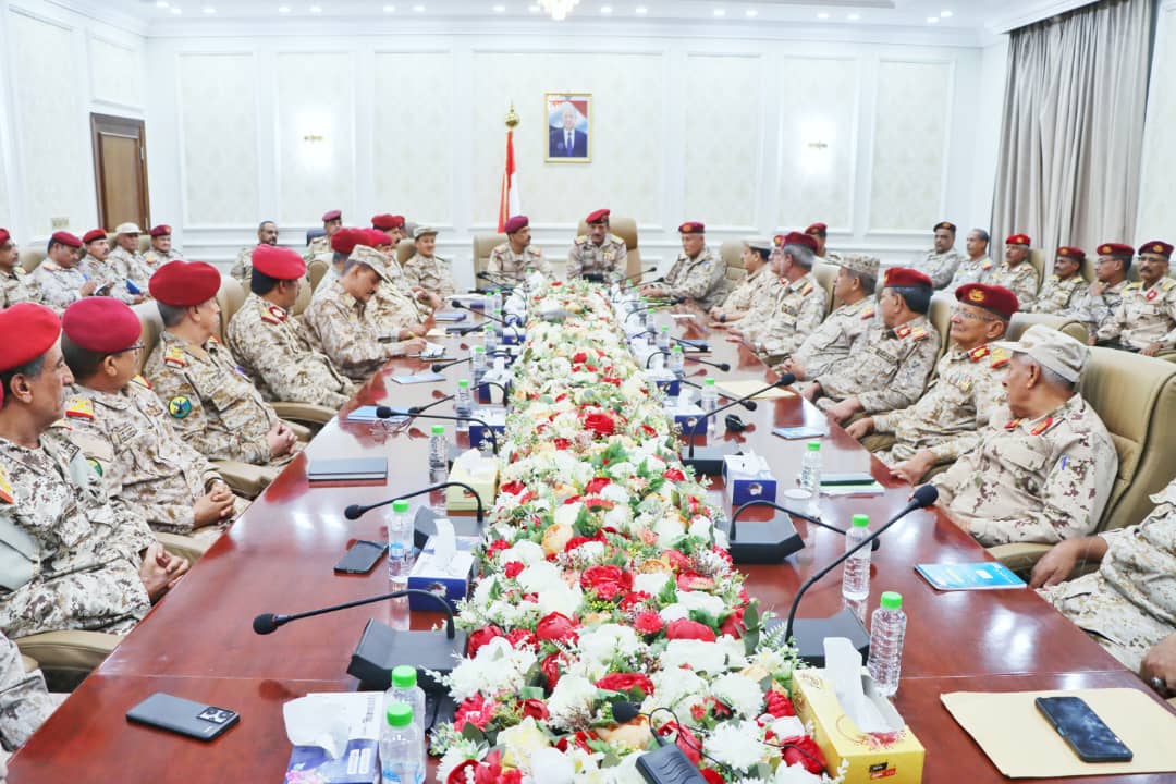 نائب رئيس هيئة الأركان يترأس اجتماعاً موسعاً بوزارة الدفاع ويؤكد دعم القرارات السيادية وتعزيز الجاهزية القتالية