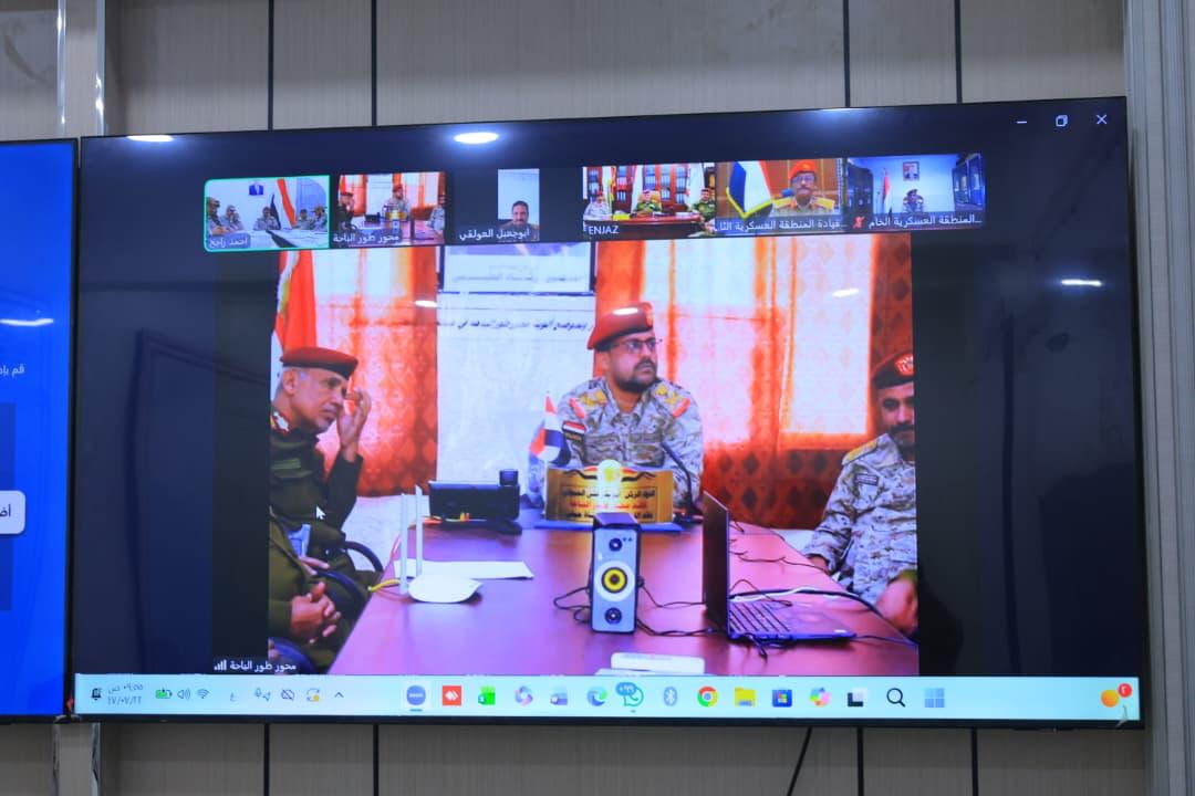 رئيس هيئة الأركان يترأس اجتماعاً بقادة الهيئات والمناطق والمحاور العسكرية