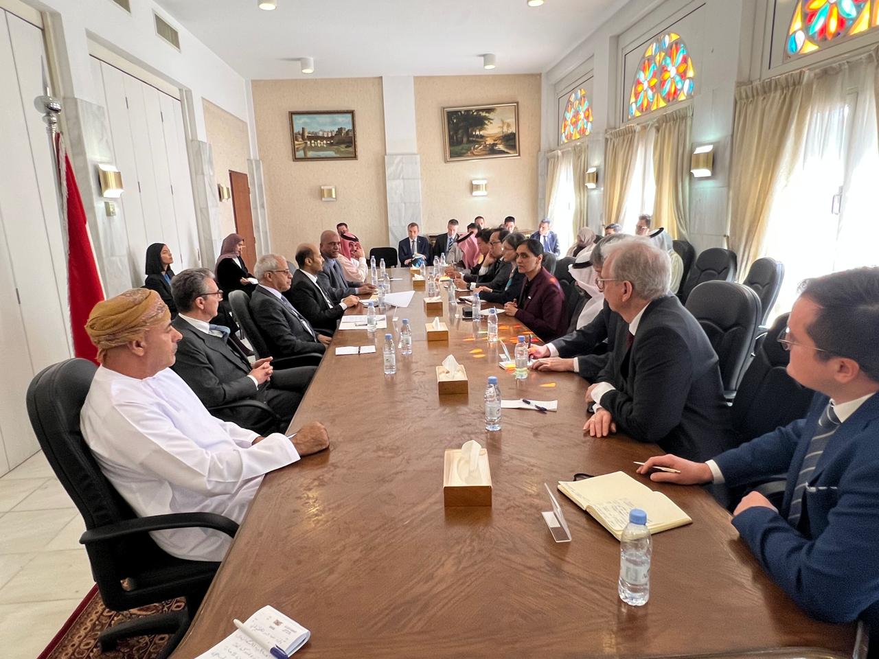 الوزير عرمان ونائب وزير الخارجية يستعرضان مع عدداً من السفراء الانتهاكات الجسيمة في حضرموت والمهرة