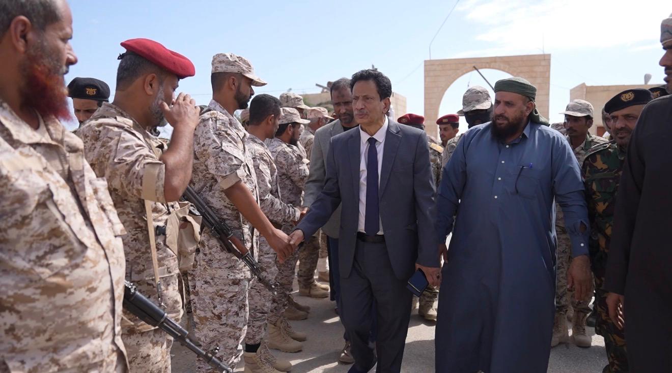 محافظ المهرة يتفقد جاهزية وحدات محور الغيضة