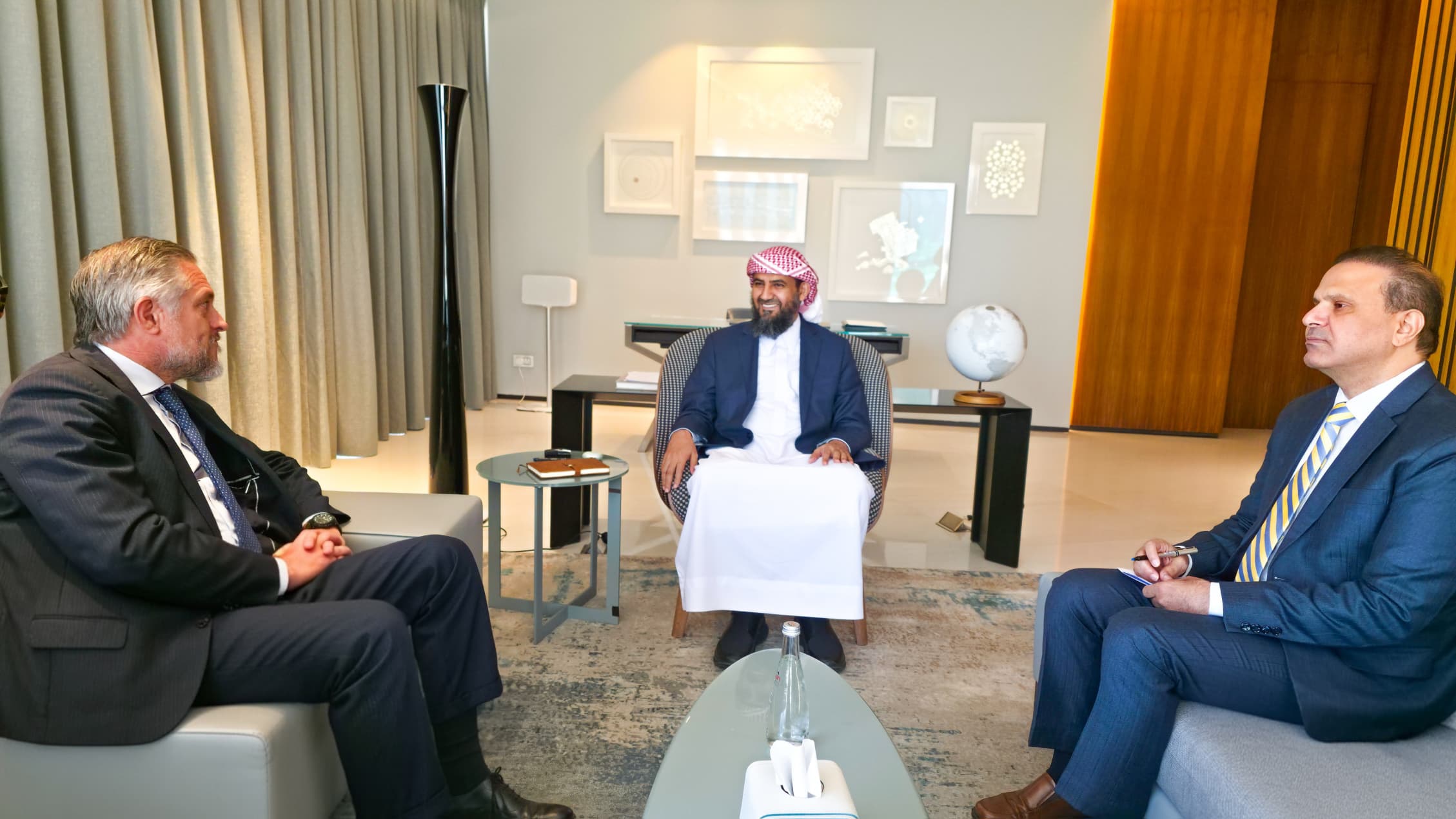 عضو مجلس القيادة الرئاسي المحرّمي يلتقي سفير الاتحاد الأوروبي لدى اليمن