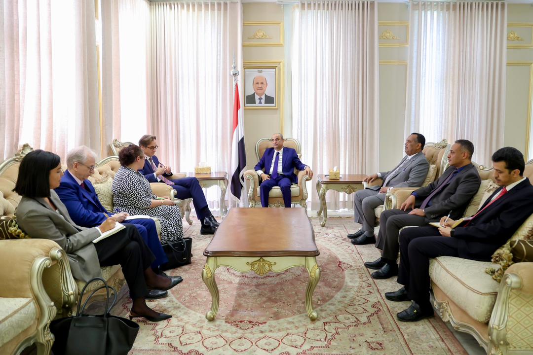 رئيس الوزراء يستقبل مسؤول ألماني ويؤكد ان الحكومة تعمل على ترجمة التطورات الإيجابية الأخيرة إلى استقرار اقتصادي وخدمي