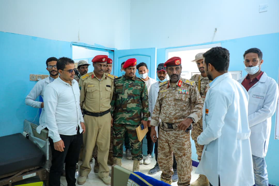 قائد محور الغيضة يطّلع على مستوى الخدمات الطبية بالمركز الطبي العسكري