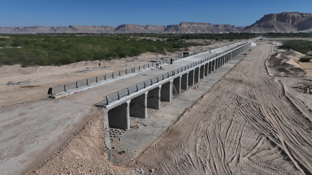 وكيل حضرموت يطلع على سير العمل في مشروع جسر مدودة بسيئون