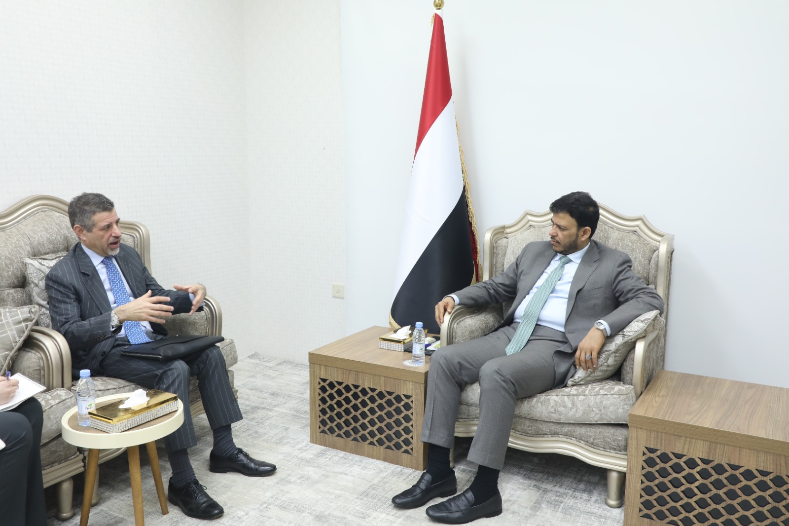 عضو مجلس القيادة الدكتور عبدالله العليمي يبحث مع السفير الامريكي مستجدات الأوضاع في اليمن