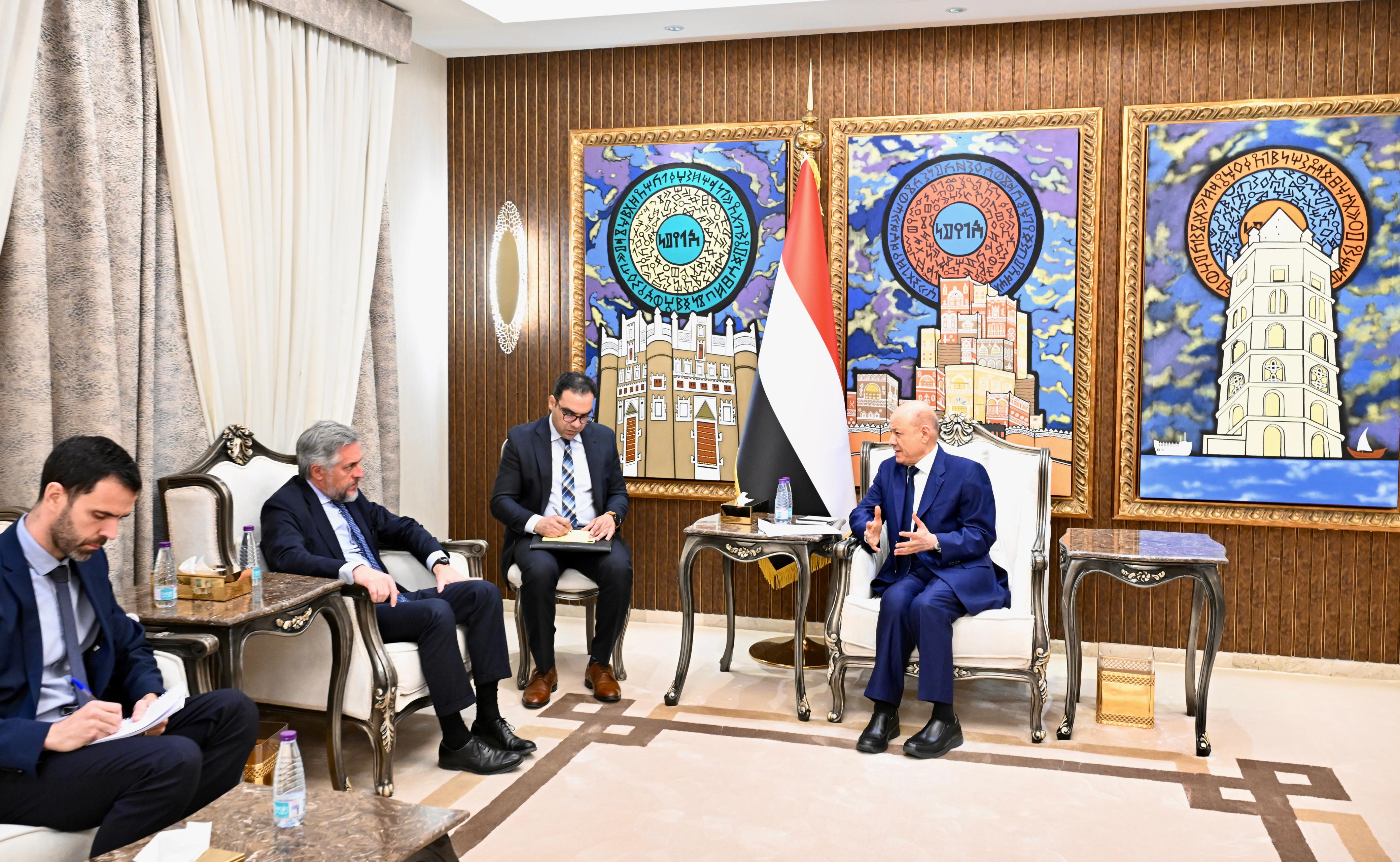 رئيس مجلس القيادة: المليشيات الحوثية هي جذر الخراب ومنصة التهديد الدائم للسلم والامن الدوليين