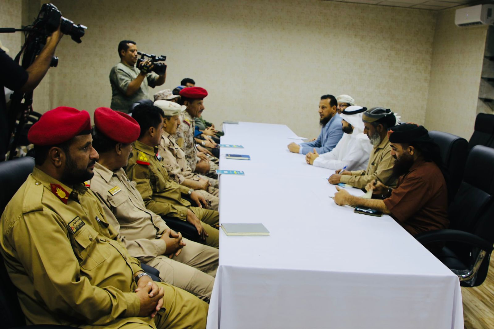 اجتماع يناقش خطة إعادة تموضع المعسكرات خارج عدن