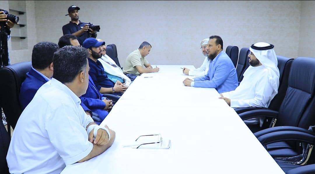 محافظ عدن يناقش مع مستشار القوات المشتركة سبل تعزيز استقرار إمدادات الغاز والوقود