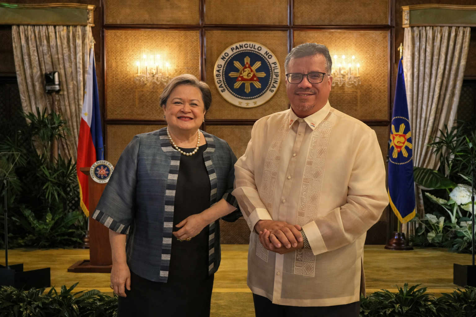 السفير باحميد يطلع وزيرة الخارجية الفلبينية على تطورات الاوضاع في اليمن