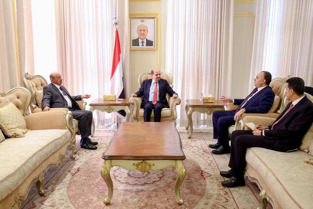 رئيس الوزراء يوجه البنك المركزي ووزارة المالية بتسريع إجراءات صرف الرواتب المتأخرة للموظفين والمتقاعدين والشهداء والجرحى